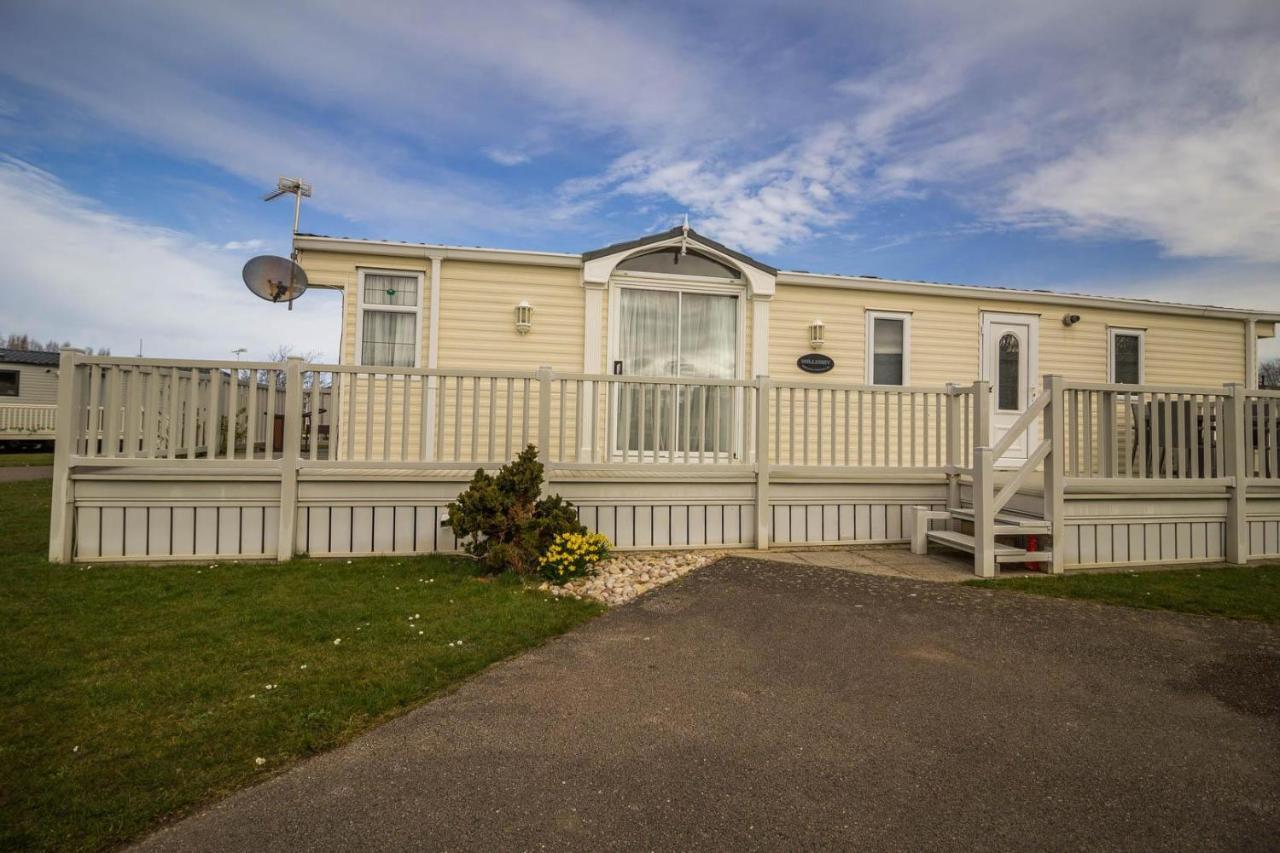 Brilliant Caravan For Hire At Manor Park In Hunstanton Norfolk Ref 23176K Hotel Exterior photo