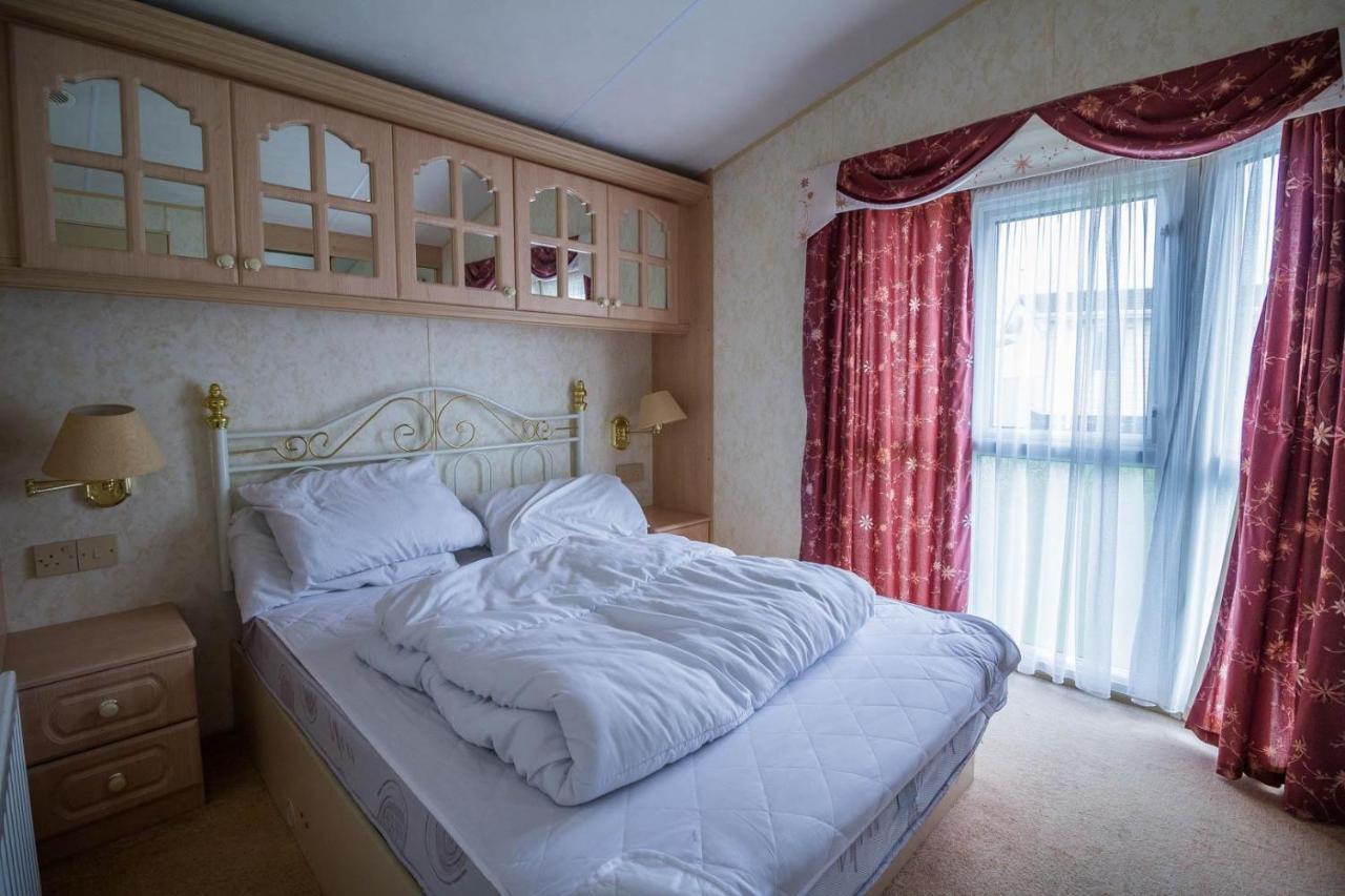 Brilliant Caravan For Hire At Manor Park In Hunstanton Norfolk Ref 23176K Hotel Exterior photo