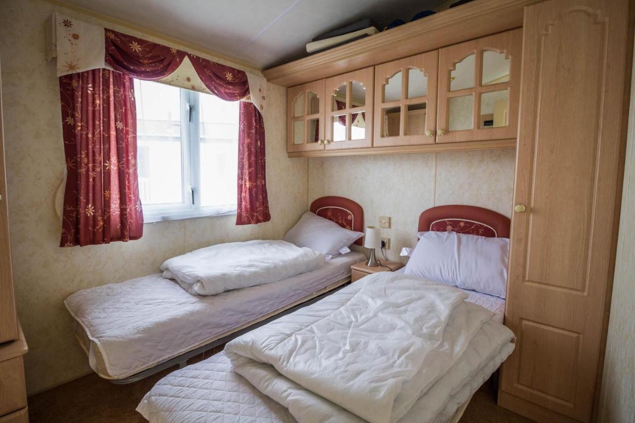 Brilliant Caravan For Hire At Manor Park In Hunstanton Norfolk Ref 23176K Hotel Exterior photo