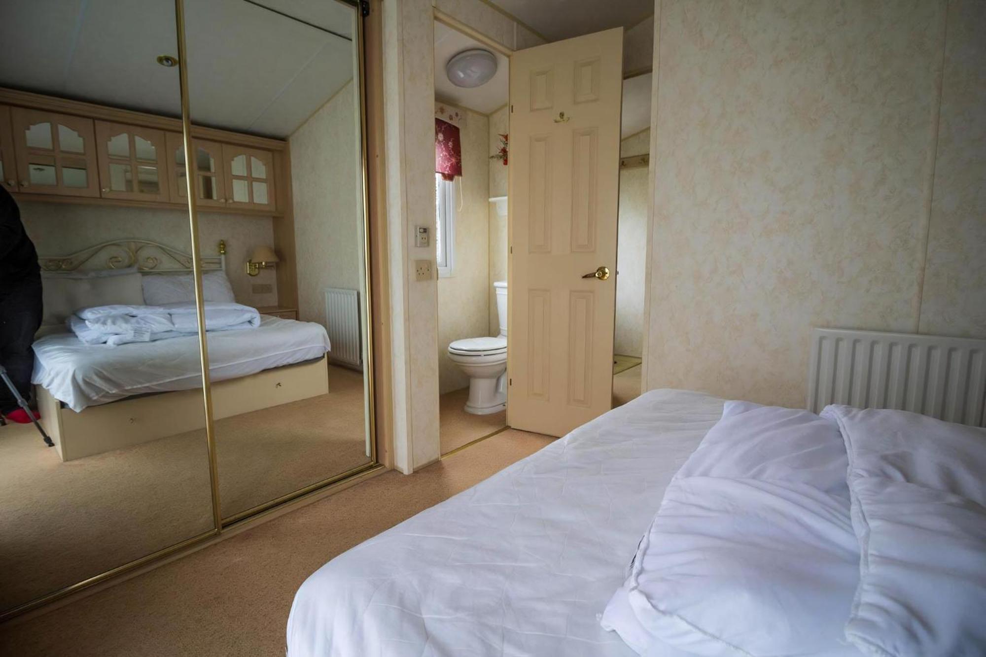 Brilliant Caravan For Hire At Manor Park In Hunstanton Norfolk Ref 23176K Hotel Exterior photo
